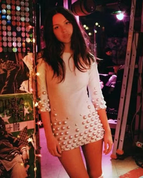 Em novo clipe, Olivia Rodrigo aposta em look dos anos 70 inspirado em Jane Birkin
Cantora Olivia Rodrigo resgata o charme effortless dos anos 70 com produção casual e cheia de referências; veja detalhes