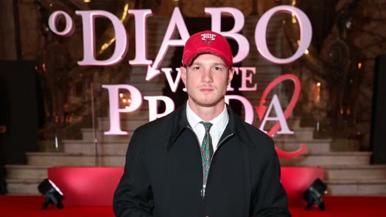 Pedro Novaes combina gravata e boné em look para a première de O Diabo Veste Prada 2