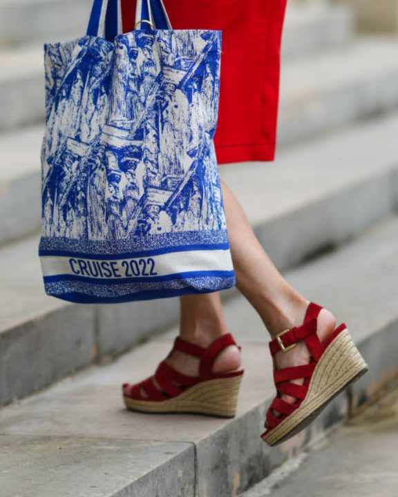 Salto plataforma em 2026: 4 jeitos de usar a anabela com muito estilo em looks versáteis
Das clássicas alpargatas de corda aos designs modernos, descubra como estilizar o salto plataforma para ir desde à praia até o escritório!