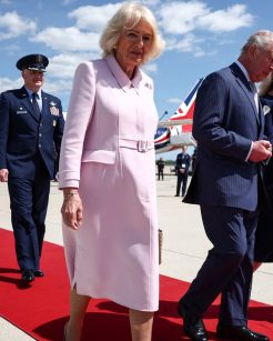 Primeiro look da Rainha Camilla