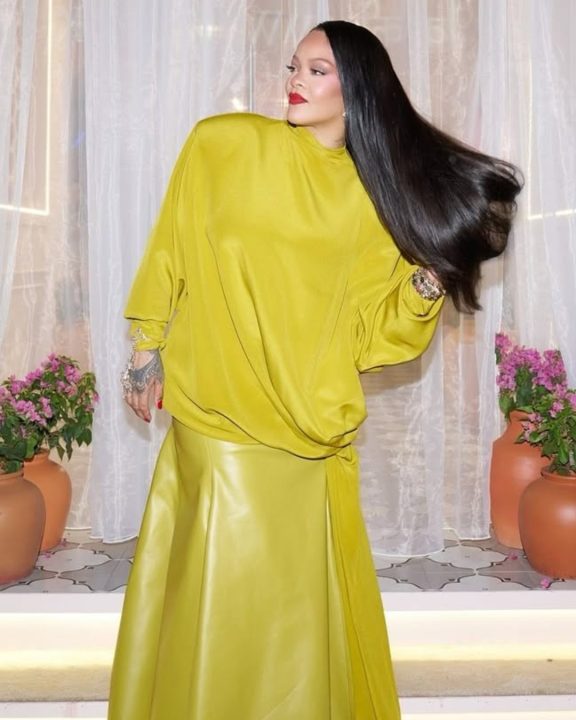 Em Mumbai, Rihanna aposta em looks icônicos com Mugler e Alaïa em evento da Fenty Beauty