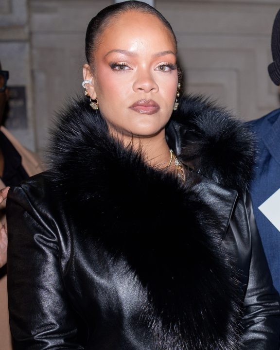 Rihanna aposta em sapatos Alaïa e toque de vermelho vibrante em look esportivo