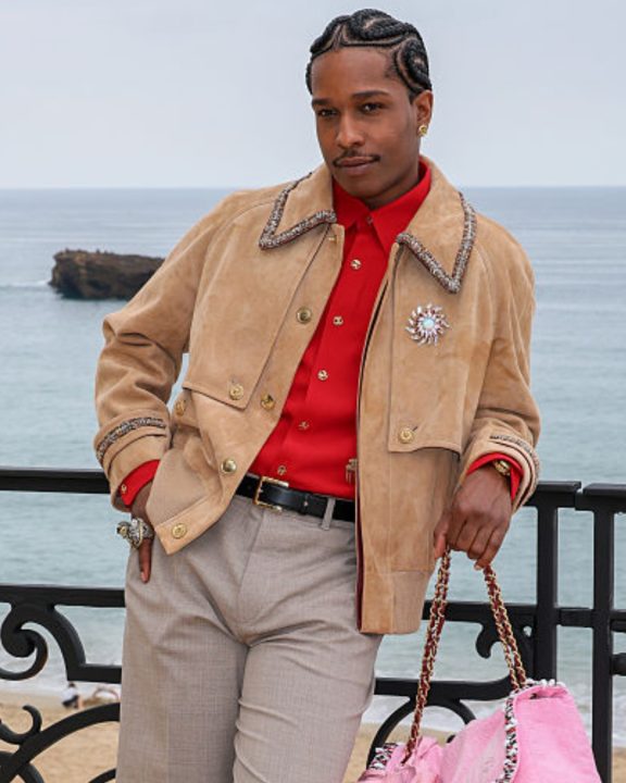 A$AP Rocky homenageia filha em desfile da Chanel Cruise com acessório simbólico