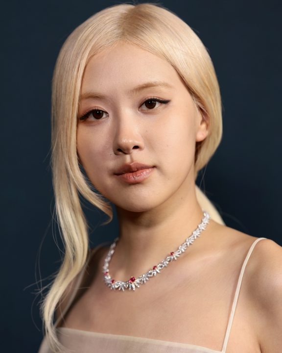 Rosé, do grupo de k-pop BLACKPINK, aposta transparência e diamantes em look