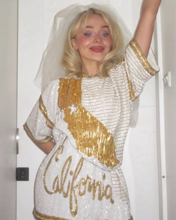 Sabrina Carpenter noiva? No Coachella, cantora usa look vintage grifado dos Anos 80