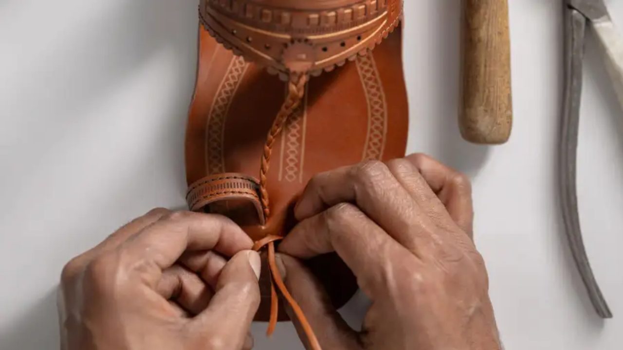 A nova sandália da Prada: Artesanato indiano vira luxo com calçado histórico