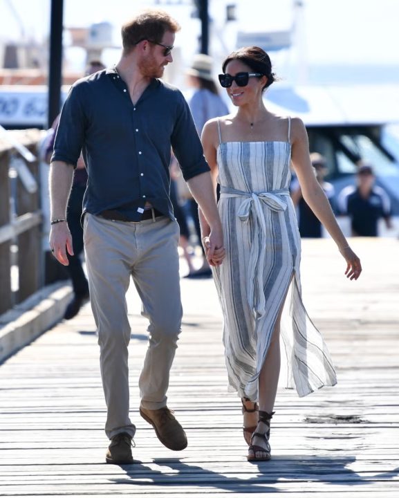 A sandália de amarrar queridinha de Meghan Markle: Como usar a peça que virou febre