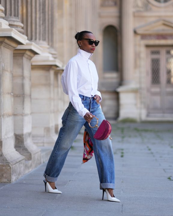 Calça jeans de corte reto está na moda: Estes são os 7 sapatos para combinar com elegância