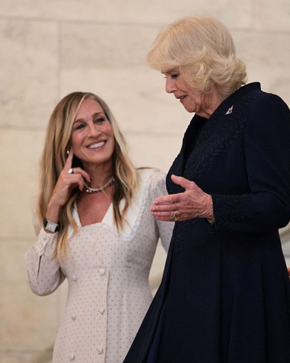 Rainha e Carrie juntas? Sarah Jessica Parker se encontra com Camilla em evento real