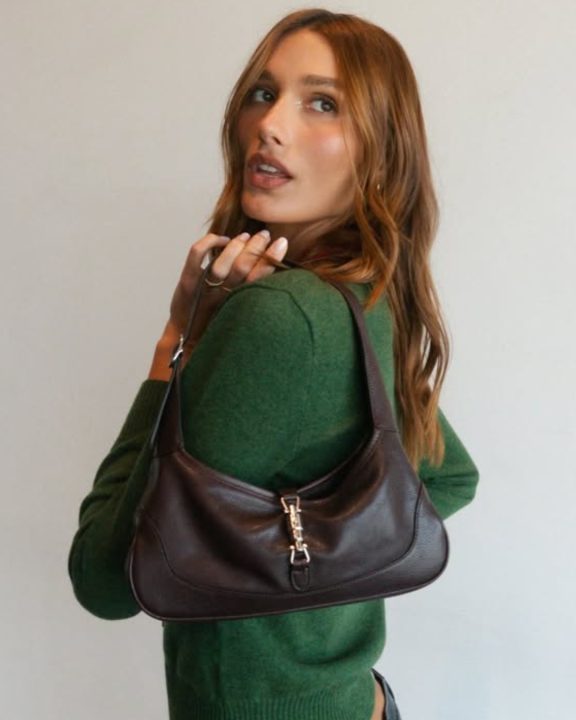 Sasha Meneghel entra em trend do jeans de cintura baixa e aposta em tricô da Gucci