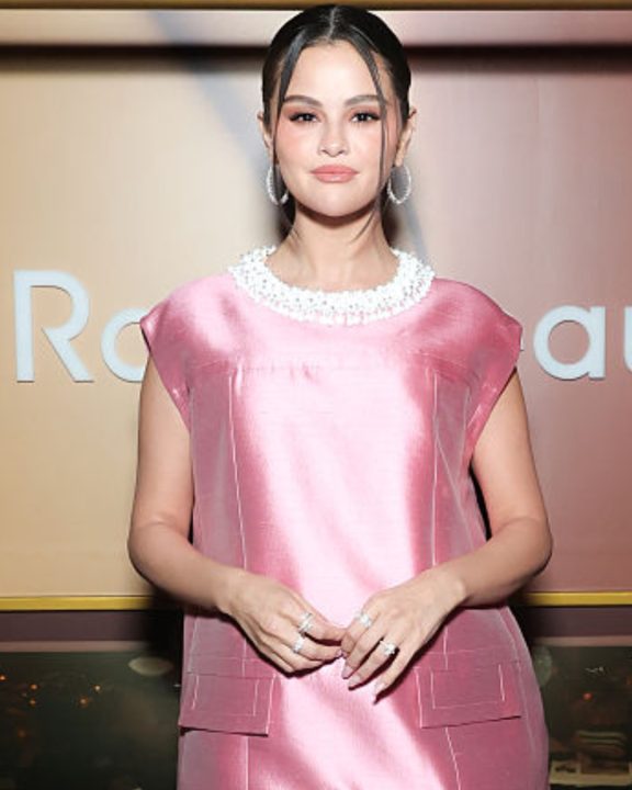 Selena Gomez aposta em minivestido rosa de nova coleção da Prada inspirado nos anos 60