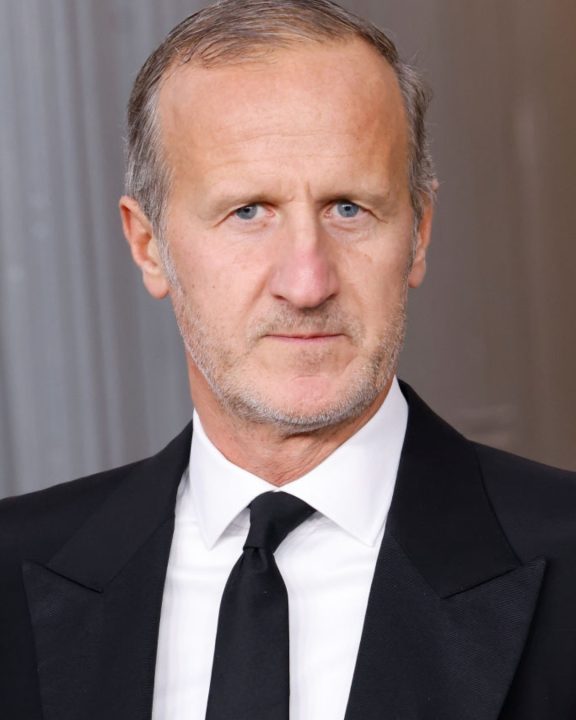 Dolce & Gabbana anuncia Stefano Cantino como co-CEO para nova fase da grife
Stefano Cantino assume liderança da Dolce & Gabbana ao lado de Alfonso Dolce e visa expansão da marca para além da moda