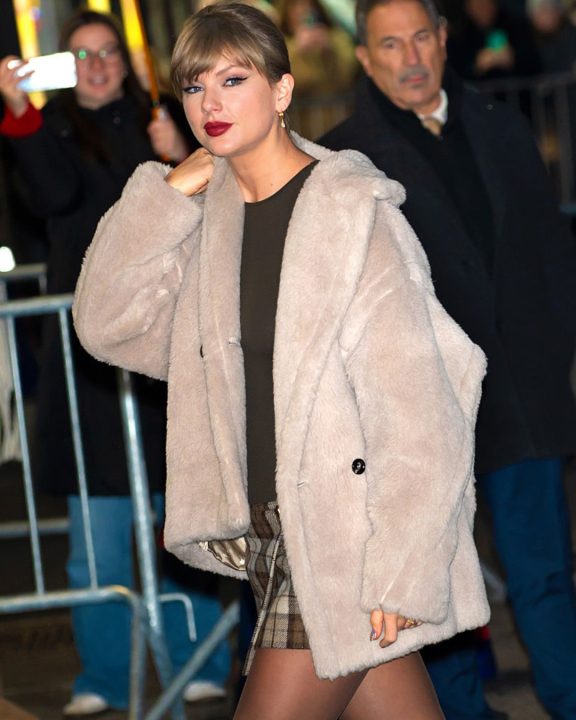 A jaqueta teddy voltou com tudo! 4 jeitos estilosos de usar a peça felpuda nos looks de outono