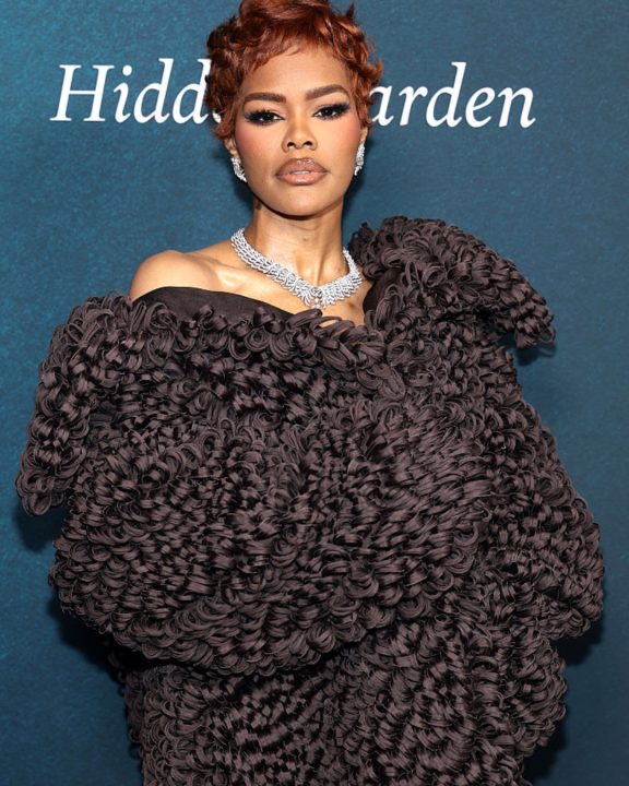 Casaco ou vestido? Teyana Taylor rouba a cena com look dramático de Calvin Klein