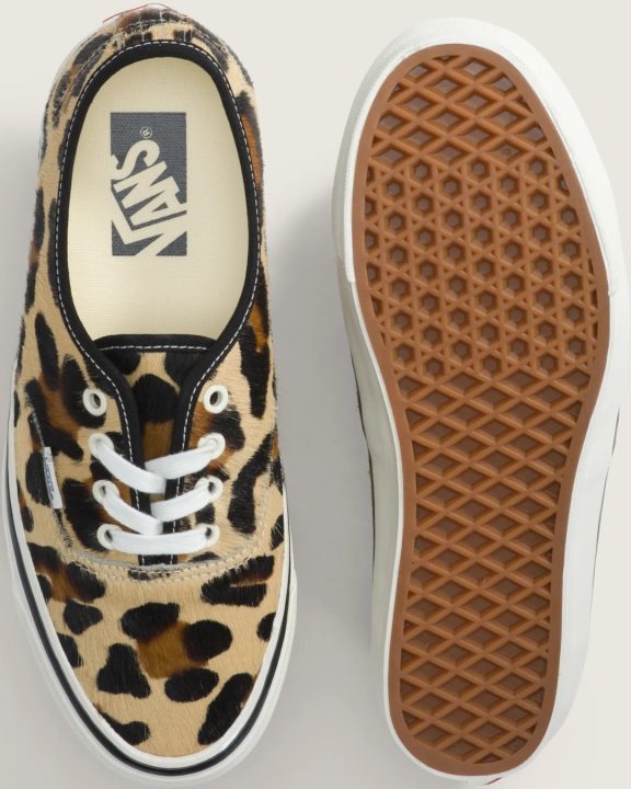 Vans se joga no animal print e lança nova versões do clássico Authentic de ‘oncinha’