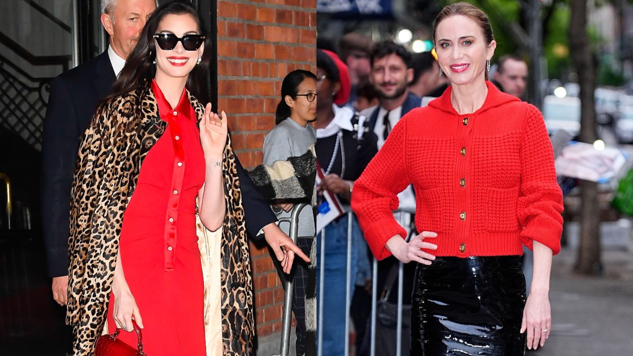 Anne Hathaway e Emily Blunt ditam trend com looks em vermelho e casaco chama atenção