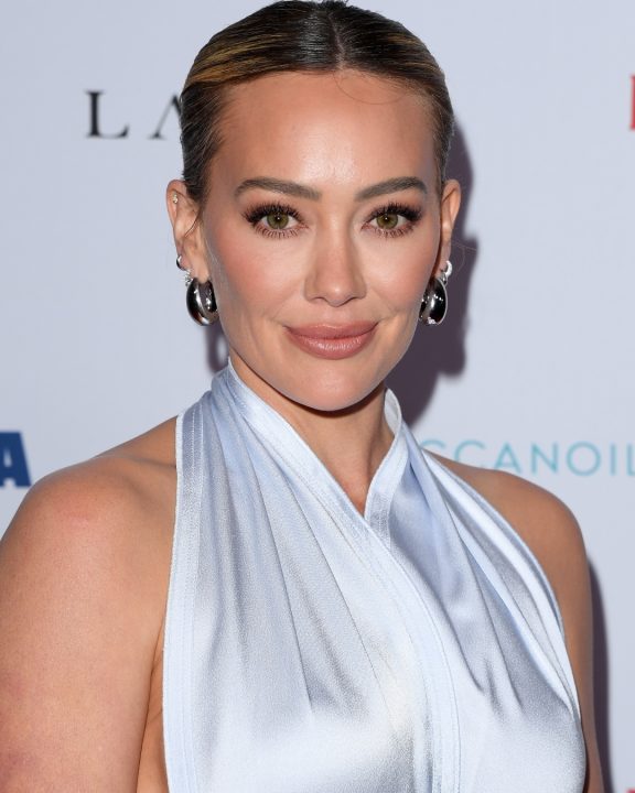 Direto da passarela: Hilary Duff veste look bicolor de Victoria Beckham