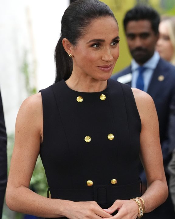 Meghan Markle prova como usar vestido midi para um visual impecável e sofisticado