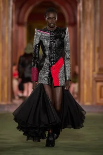 00019-louis-vuitton-resort-2027-credit-gorunway