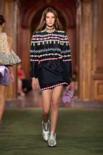 00047-louis-vuitton-resort-2027-credit-gorunway