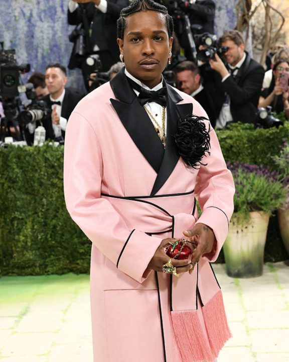 A$AP Rocky desconstrói alfaiataria com casaco rosa da Chanel que simula roupão de banho