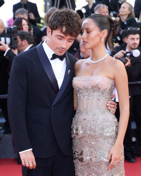Alexandra Saint em Cannes: o look transparente de diamantes ao lado de Charles Leclerc