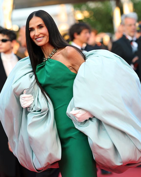 Mangas extra bufantes? Demi Moore abusa do maximalismo com vestido da Balenciaga