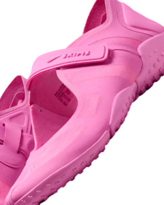 Nike x Skims: Modelo de dedo separado ganha versão rosa em malha com ‘segunda pele’
Colaboração entre a gigante do esporte, Nike, e a marca de Kim Kardashian traz releitura ousada do icônico modelo de “dedo separado”