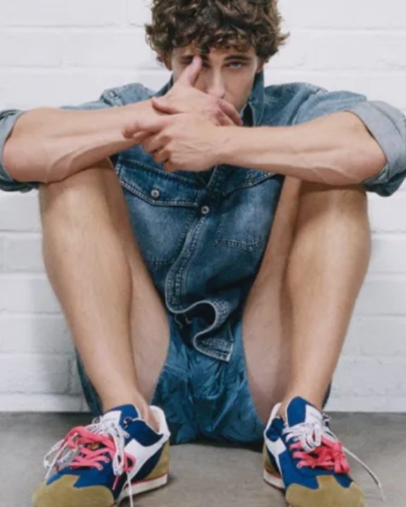 O novo tênis desejo: JW Anderson reinventa clássico dos anos 70 em versão luxuosa
Collab JW Anderson x Diadora apresenta o modelo Equipe que ganha quatro cores vibrantes e design sofisticado de Jonathan Anderson