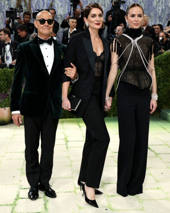 Ao lado da família, Emily Blunt domina o Met Gala 2026 com correntes de pérolas