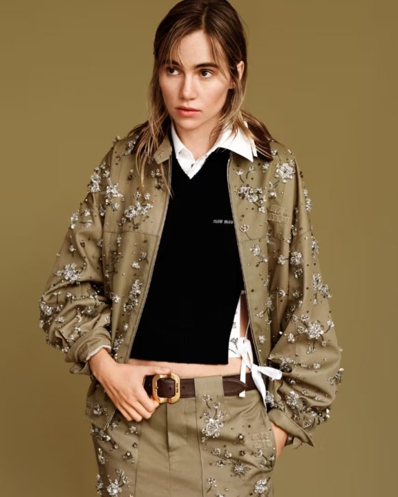 Miu Miu resgata o poder do vintage em coleção de peças recicladas com Suki Waterhouse