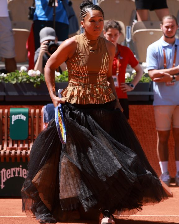 De corset e paetês, Naomi Osaka brilha com look Nike sob medida em Roland Garros
A tenista Naomi Osaka surpreendeu em sua estreia em Roland Garros com um look sob medida da Nike criado por Kevin Germanier; veja