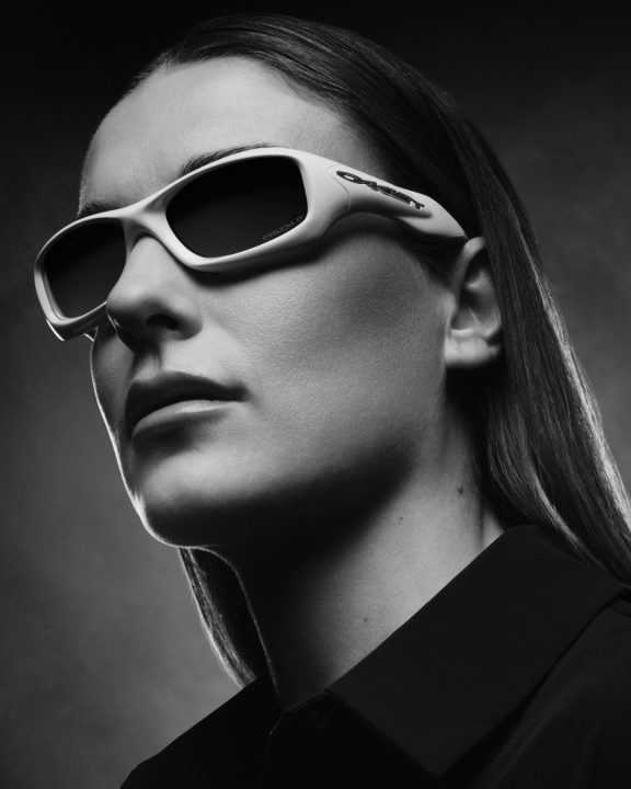 Ícone dos anos 2000, óculos Oakley FatCat retorna com tecnologia e visual futurista