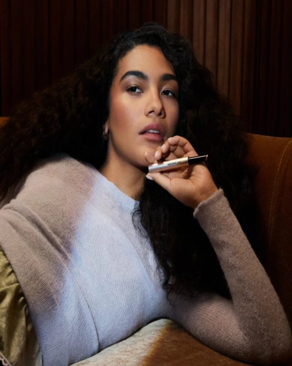 Olivia Dean brilha como musa da nova campanha de maquiagens da Hourglass