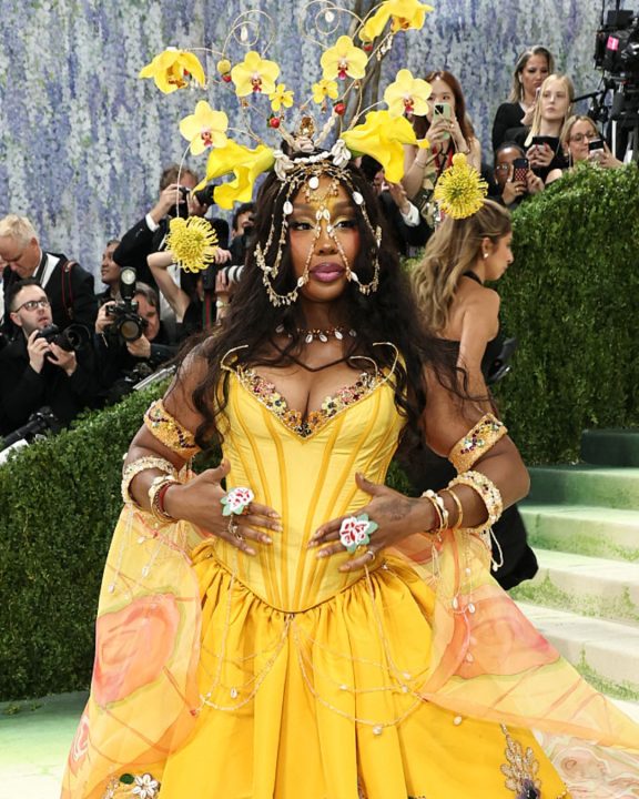 SZA transforma moda em arte viva com estética de ‘fada’ com materiais do eBay no Met Gala