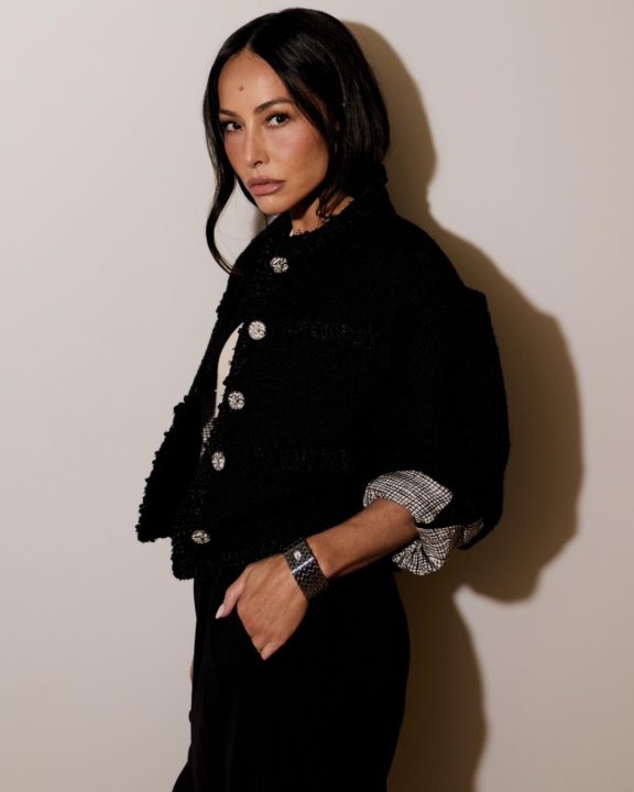 Sabrina Sato elege look de tweed da Chanel e encara tendência do sapato de bico quadrado