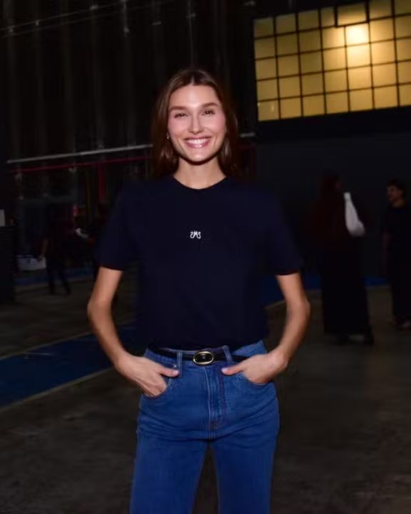 Sasha Meneghel combina combinação clássica de camiseta e jeans para desfile da Mondepars
Nos bastidores do lançamento da nova coleção da Mondepars, estilista Sasha Meneghel aposta em visual básico e atemporal com jeans