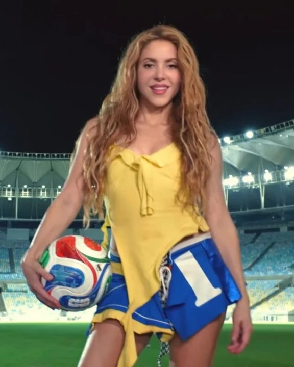 Shakira usa look de material reciclável de marca brasileira em clipe para a Copa do Mundo