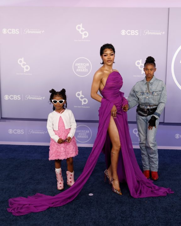 Ao lado das filhas, Teyana Taylor aposta em vestido violeta com fendas para o AMA 2026