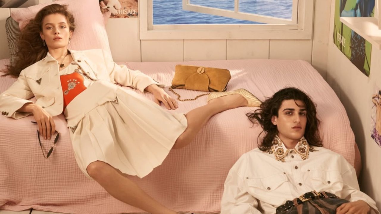 Versace une passado e presente em campanha que transforma fotos dos anos 90 em cenário