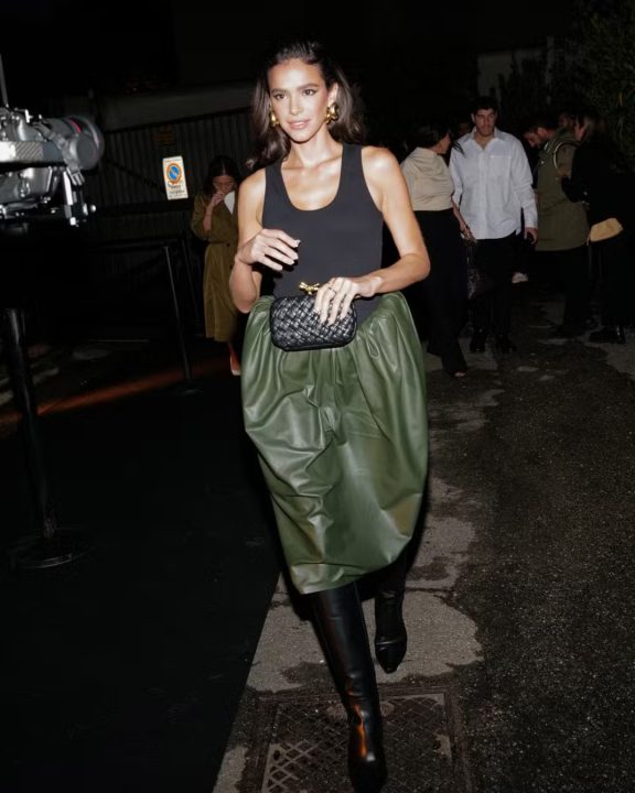 Essa é a bolsa queridinha de Bruna Marquezine: dicas de looks com a icônica clutch Knot