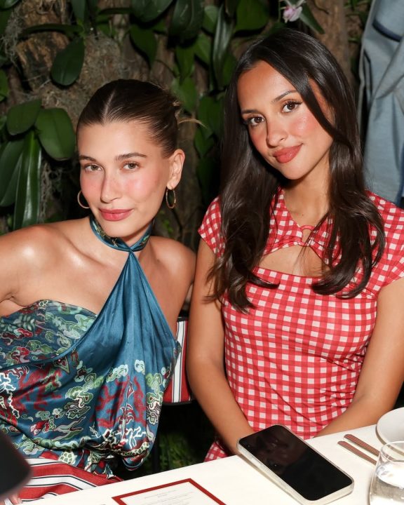 Hailey Bieber aposta em top vintage de Tom Ford para Saint Laurent com mais de 20 anos