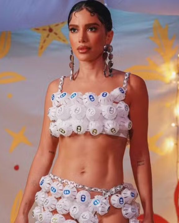 Anitta recria look da infância com copos reciclados em novo clipe do álbum ‘Equilibrivm’