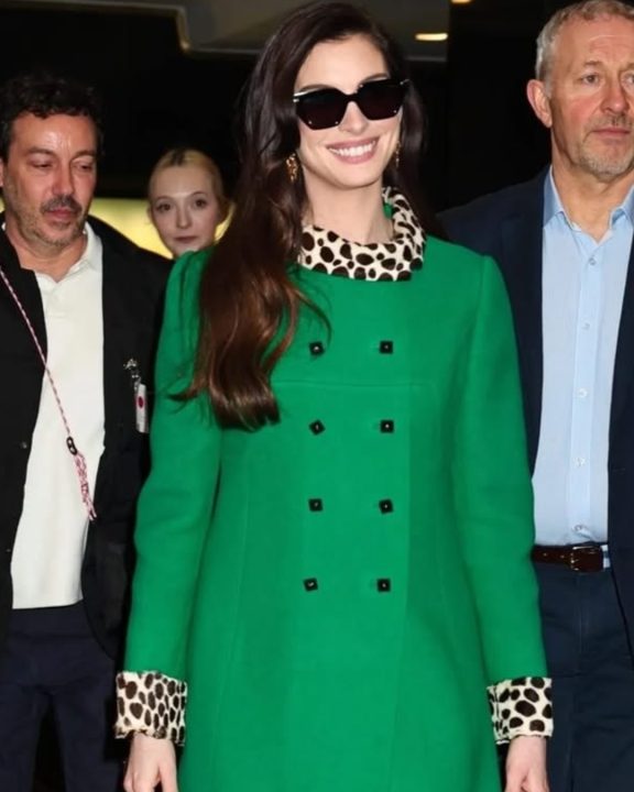 Anne Hathaway resgata estilo de Andy Sachs ao repetir casaco icônico arrecadado em leilão
Anne Hathaway usou recentemente um casaco que ficou famoso em “O Diabo Veste Prada” e resgatou estilo da mocinha Andy Sachs