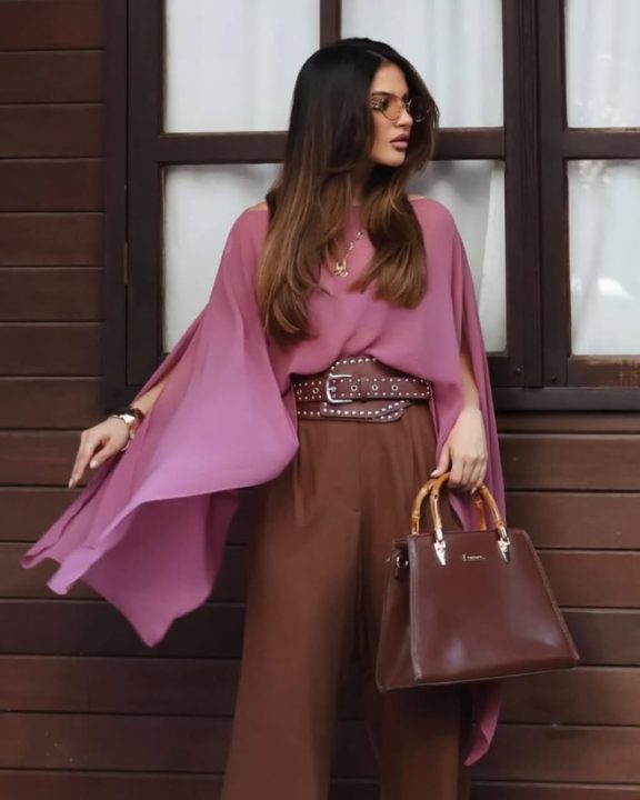 O retorno do boho chic: Como usar a blusa capa, a peça soltinha queridinha das ‘it-girls’?
Versátil, a blusa capa une a leveza do movimento dos anos 70 à elegância moderna e já conquistou o guarda-roupa das it-girls