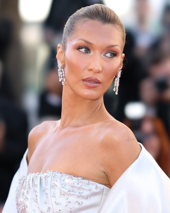 Prada sob medida: Bella Hadid aposta em vestido de cetim sem alças para Cannes