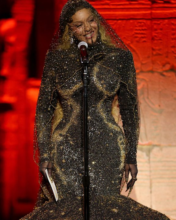 Um milhão de cristais aplicados à mão: O segundo look de Beyoncé no Met Gala 2026