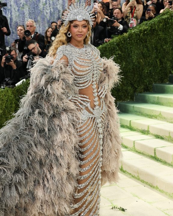 Queen B está de volta no Met Gala: Beyoncé brilha com look de ‘esqueleto’ de diamantes