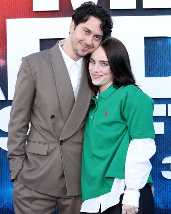 Billie Eilish usa saia plissada e polo da Ralph Lauren em primeira aparição com namorado