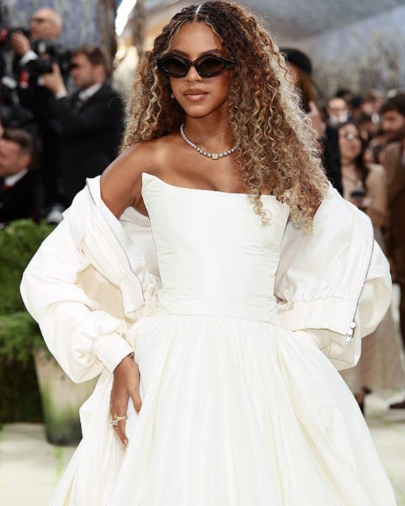 Blue Ivy estreia o Met Gala com look all white e quebra regra de ouro ao lado de Beyoncé